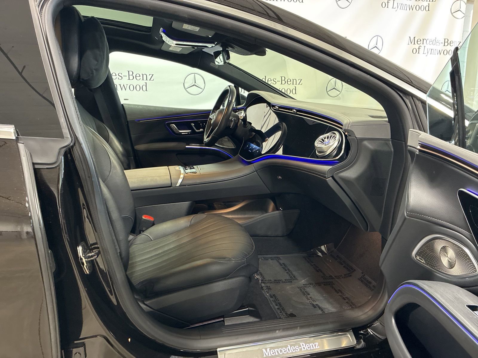 Used 2023 Mercedes-Benz EQS 580 4MATIC Sedan w/ Exclusive Trim Package image 26