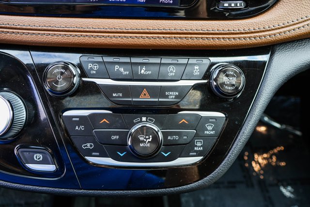 Used 2018 Chrysler Pacifica Limited image 20
