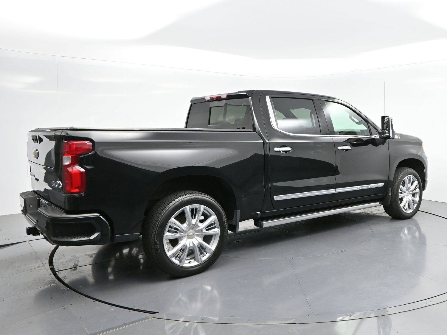 Used 2024 Chevrolet Silverado 1500 High Country w/ High Country Premium Package AWD/4WD image 7