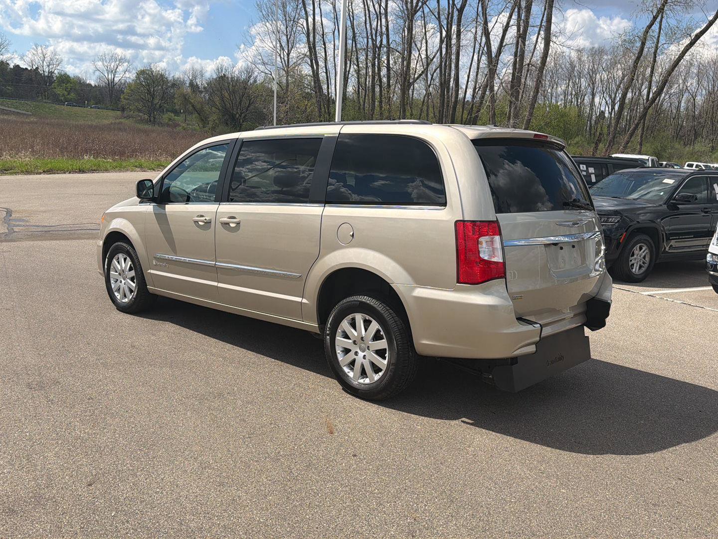 Used 2016 Chrysler Town & Country Touring FWD image 3