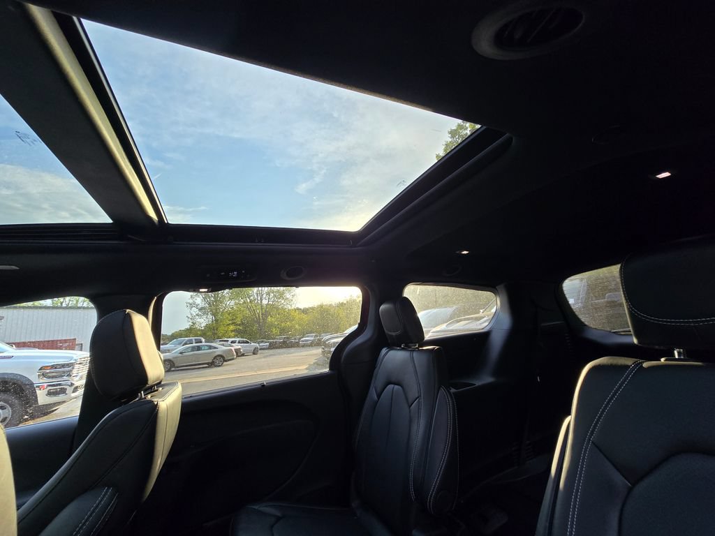 Used 2025 Chrysler Pacifica Select AWD/4WD image 29
