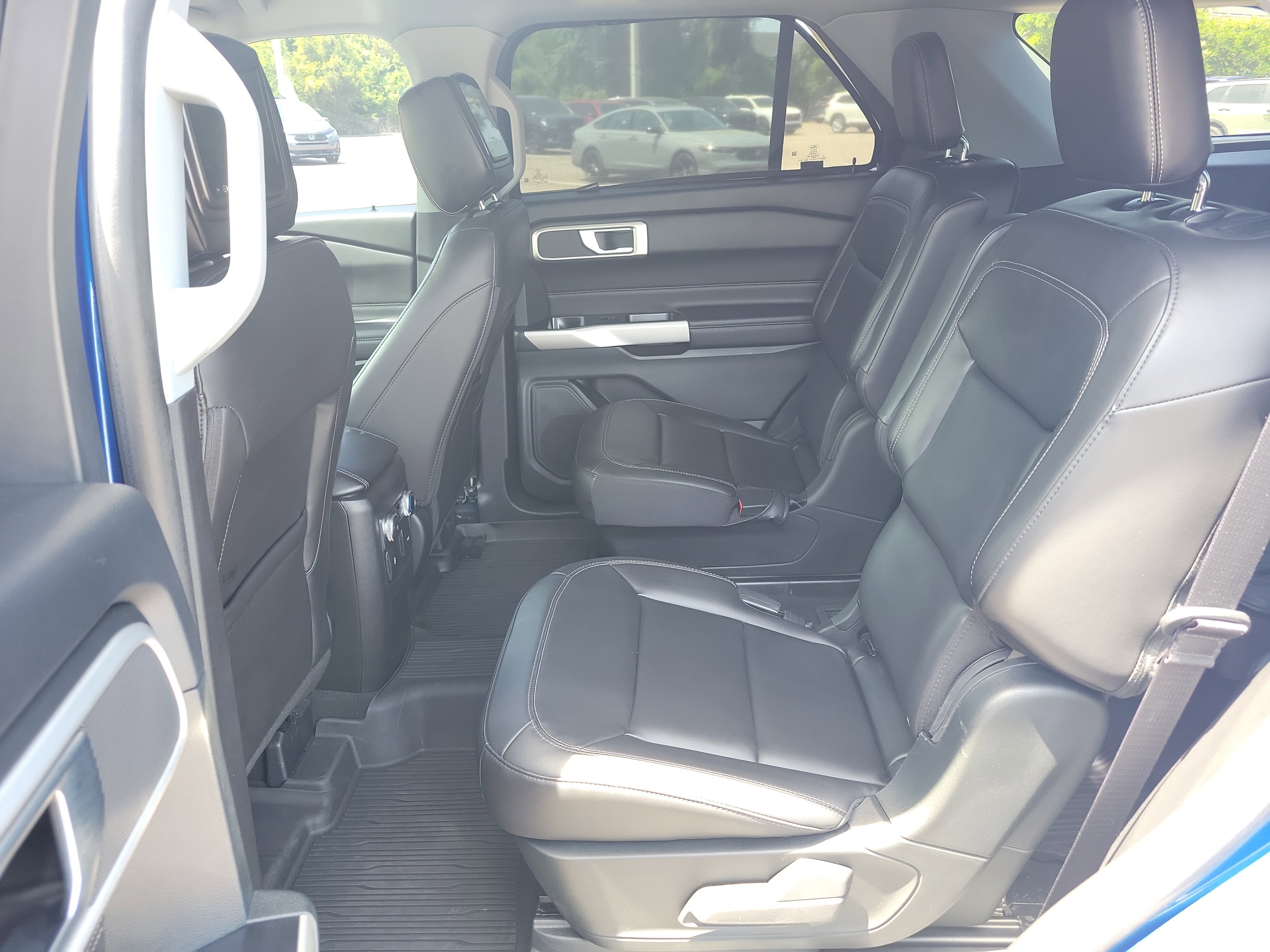 Used 2022 Ford Explorer XLT w/ Equipment Group 202A image 9