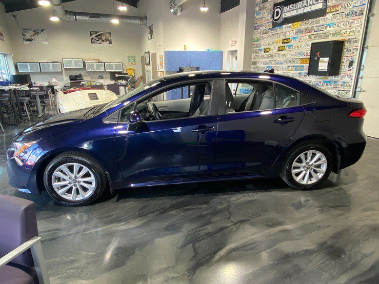 Used 2025 Toyota Corolla LE w/ LE Premium Package FWD image 4