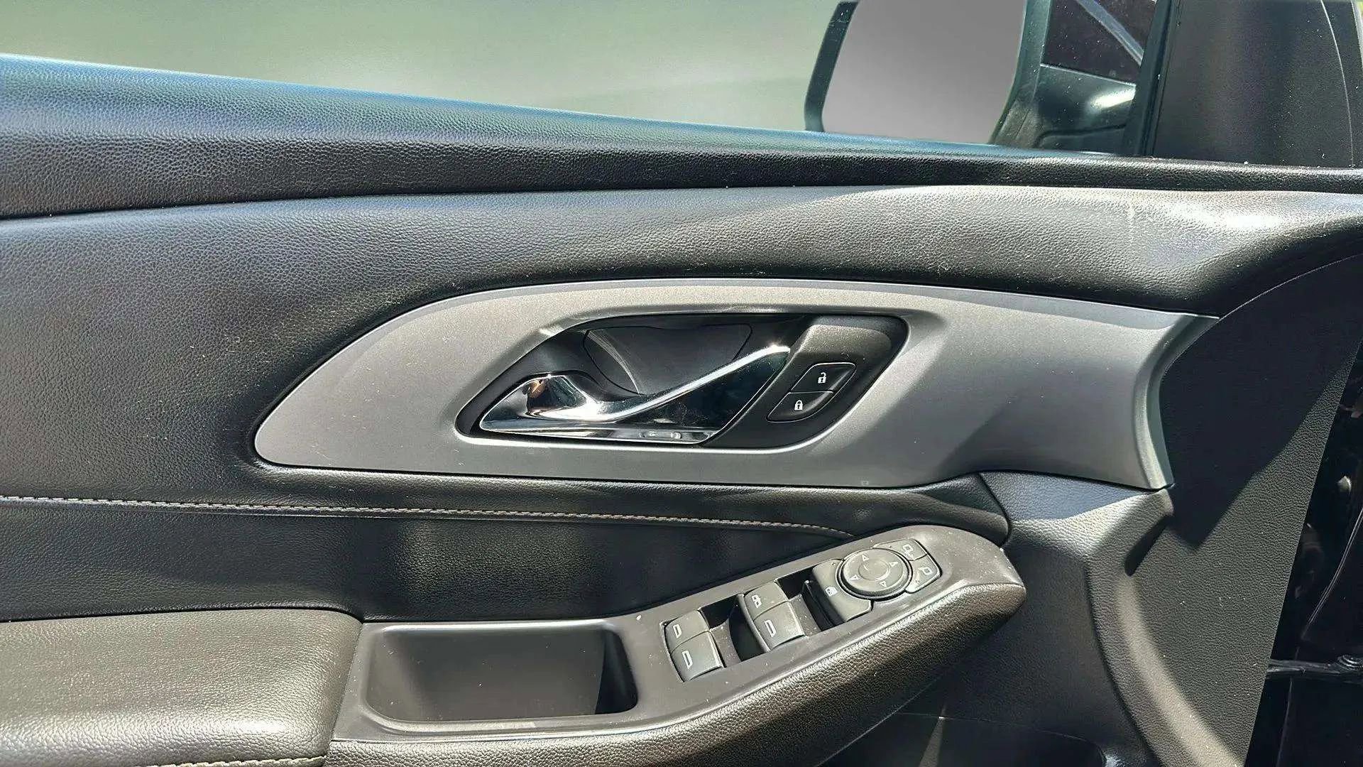 Used 2021 Chevrolet Traverse LT w/ LT Premium Package image 12