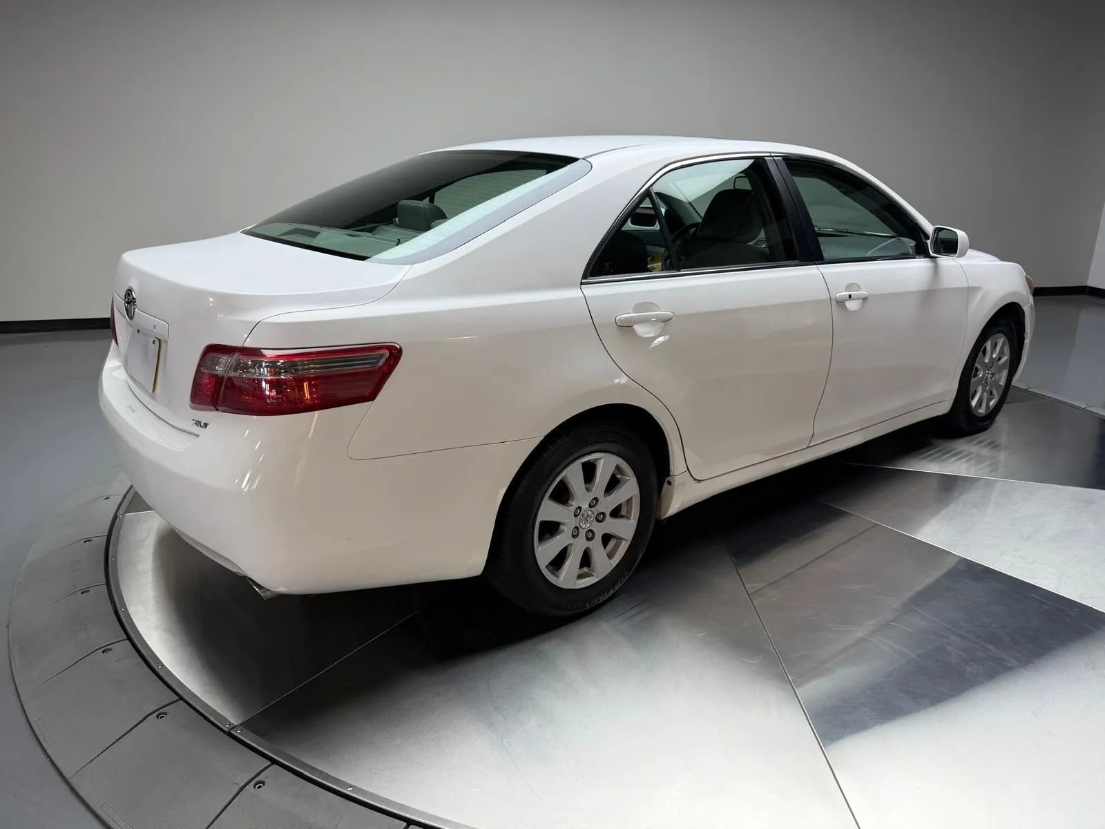 Used 2007 Toyota Camry XLE FWD image 2