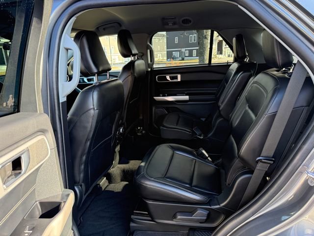 Used 2022 Ford Explorer XLT w/ Equipment Group 202A image 4