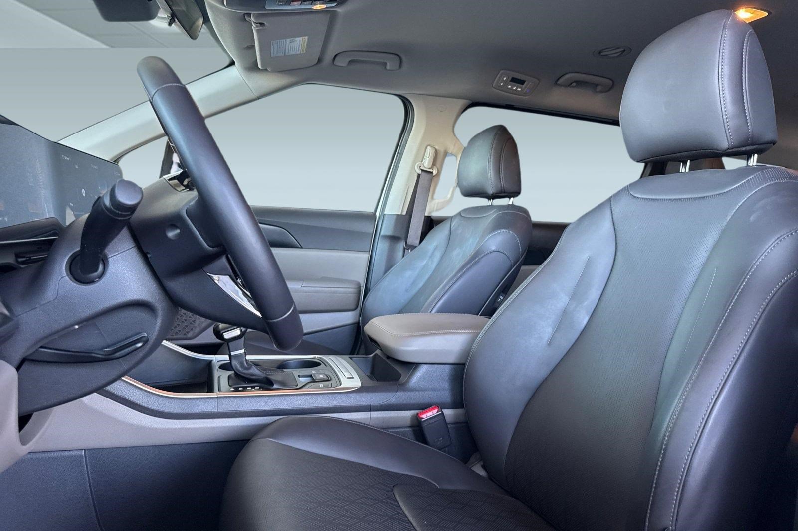 Used 2026 Kia Carnival FWD image 5