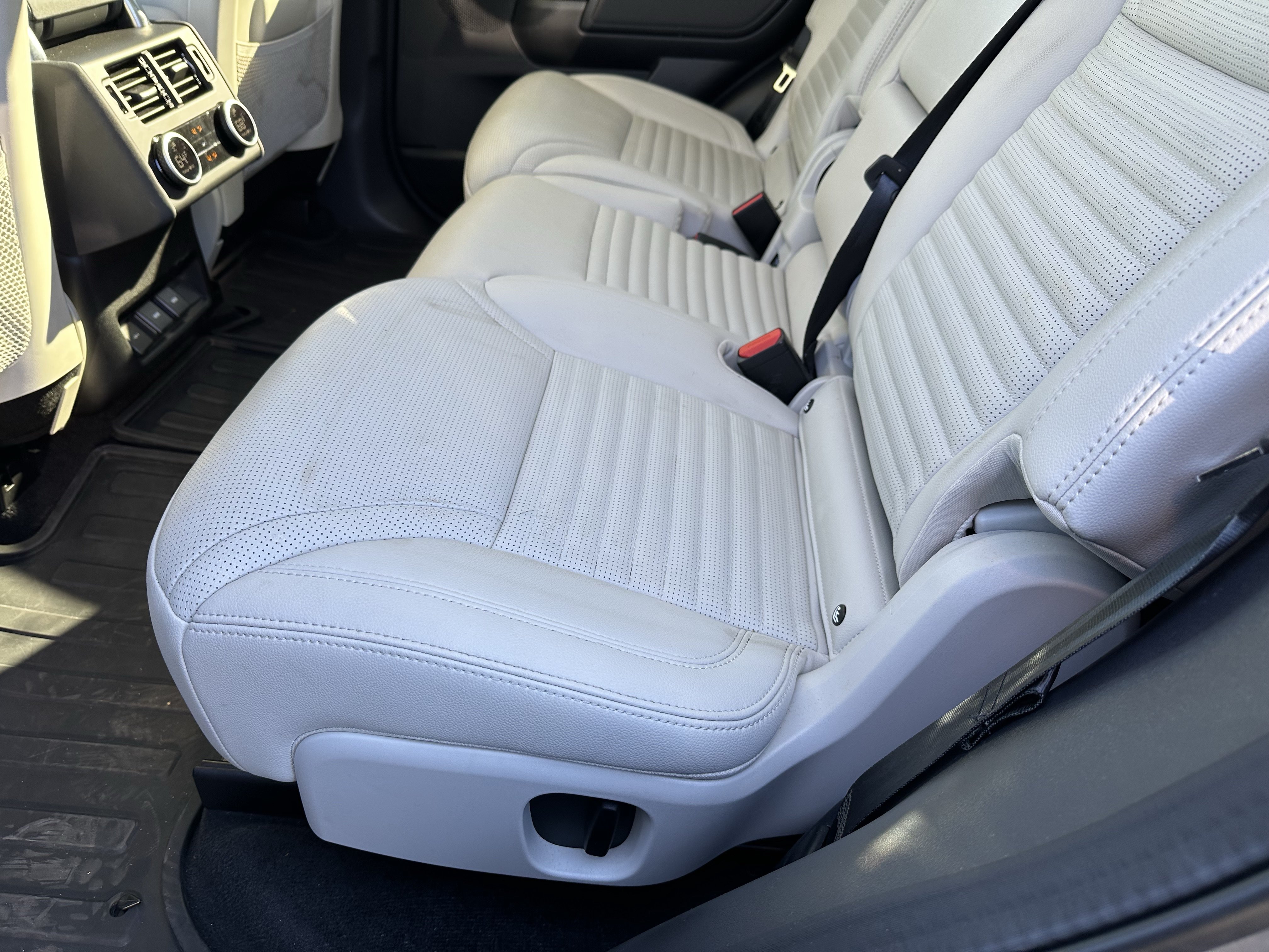 Used 2024 Land Rover Discovery S AWD/4WD image 33