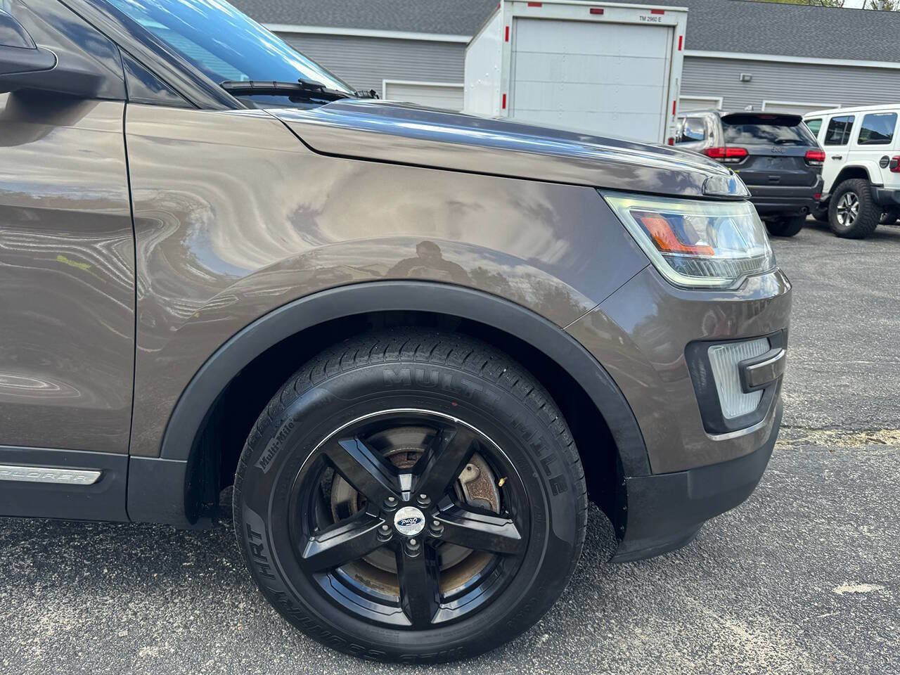 Used 2016 Ford Explorer XLT w/ Equipment Group 202A AWD/4WD image 11