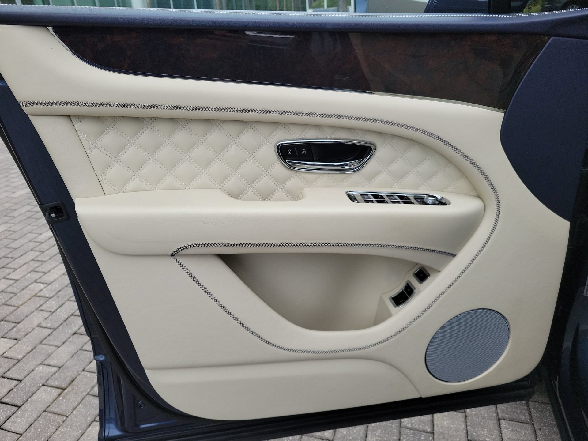 Certified 2022 Bentley Bentayga AWD/4WD image 26