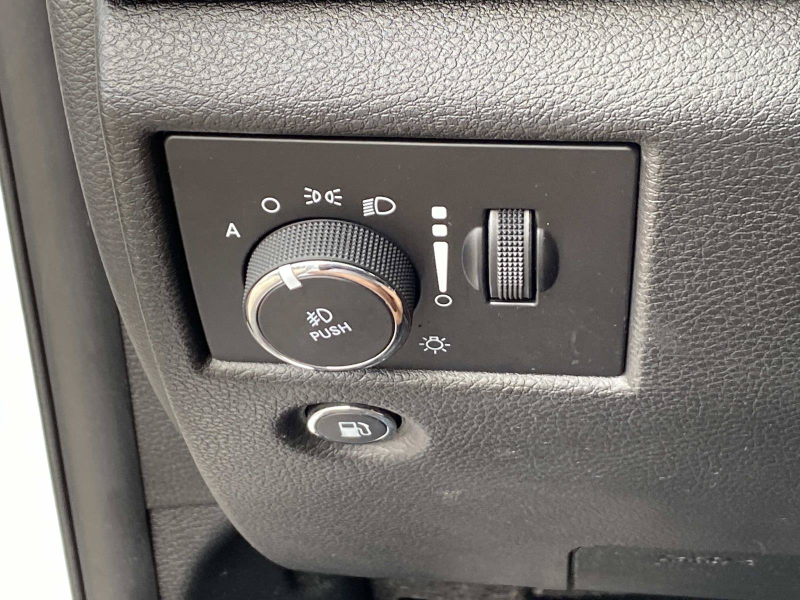 Used 2020 Jeep Grand Cherokee Altitude AWD/4WD image 21