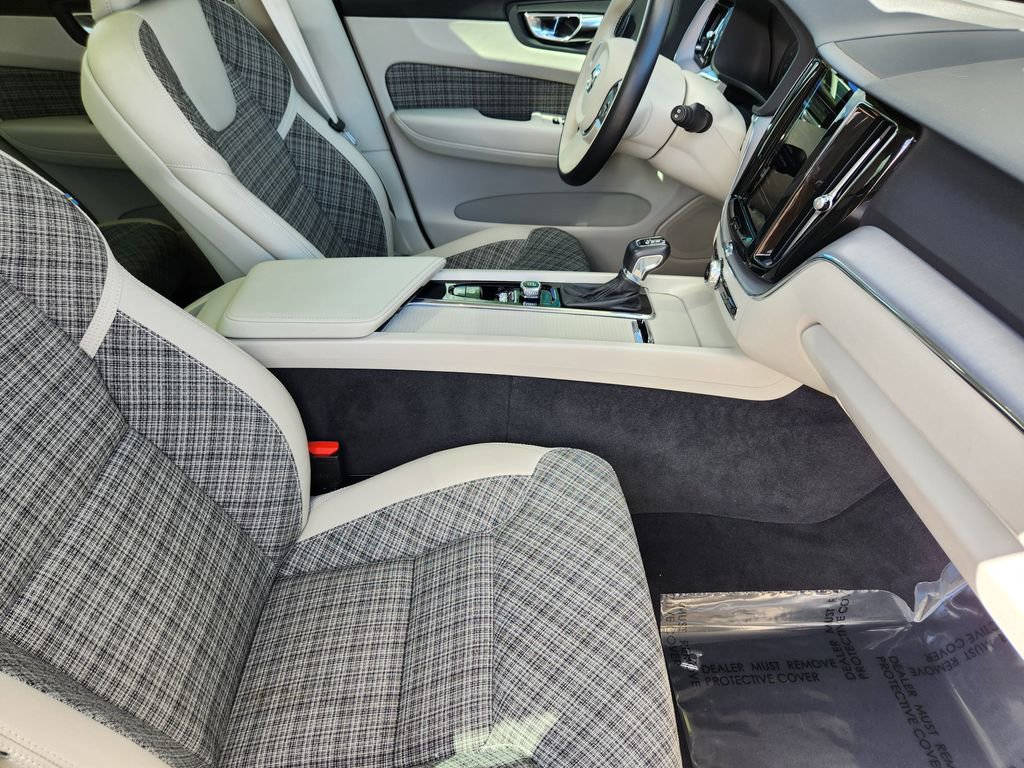 Used 2021 Volvo XC60 T5 Momentum image 5