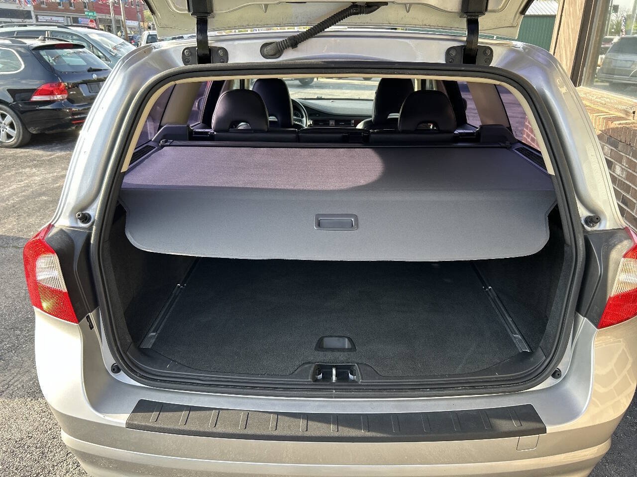 Used 2008 Volvo V70 FWD image 16