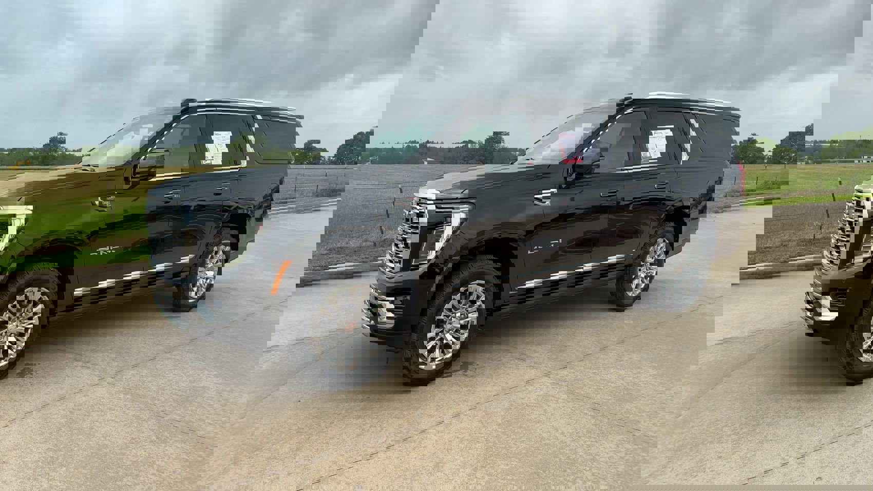 Used 2025 GMC Yukon XL Denali image 4