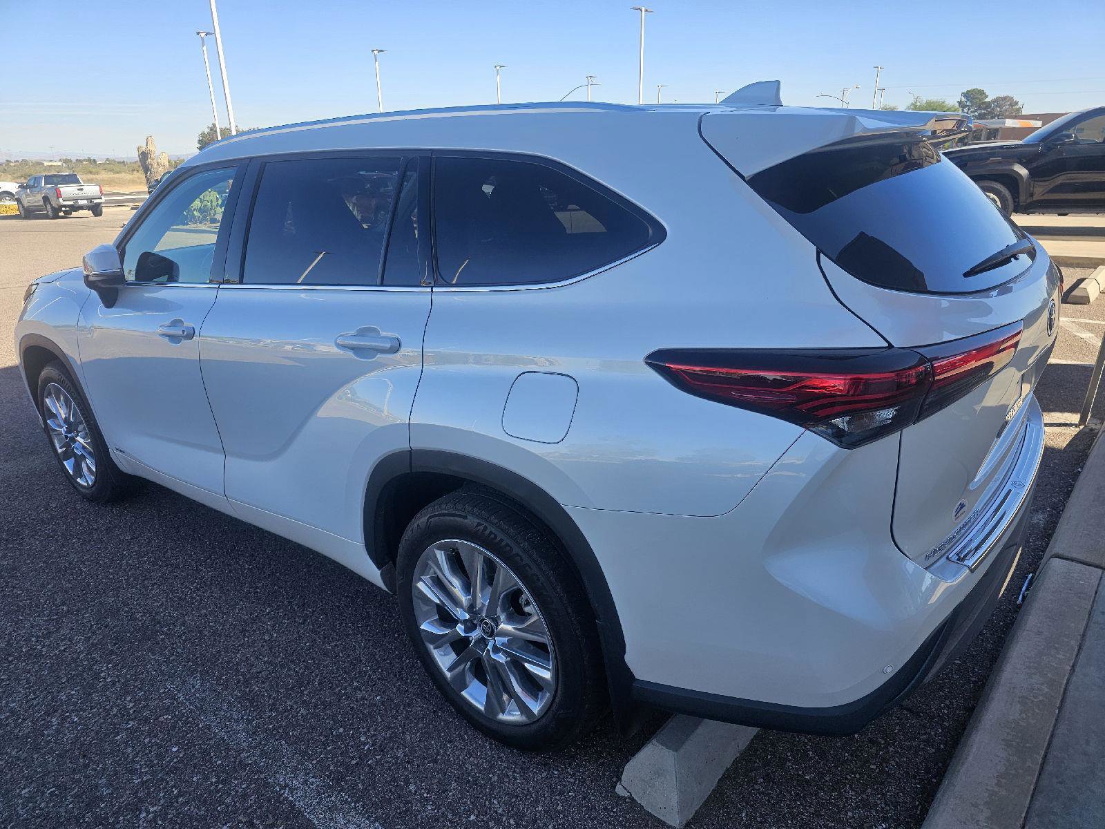 Used 2023 Toyota Highlander Limited image 3