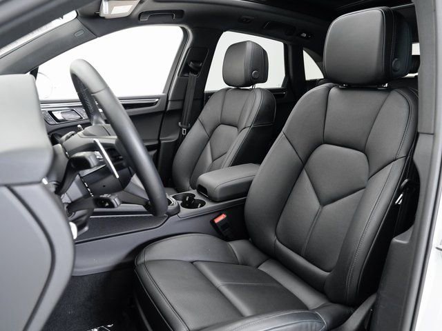 Certified 2025 Porsche Macan AWD/4WD image 5