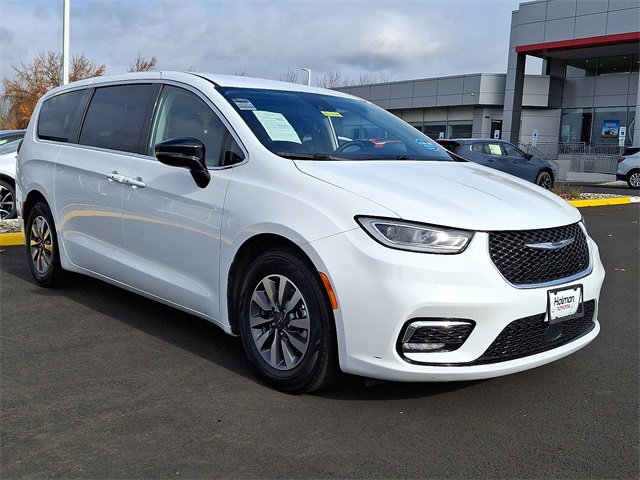 Used 2024 Chrysler Pacifica Select image 2