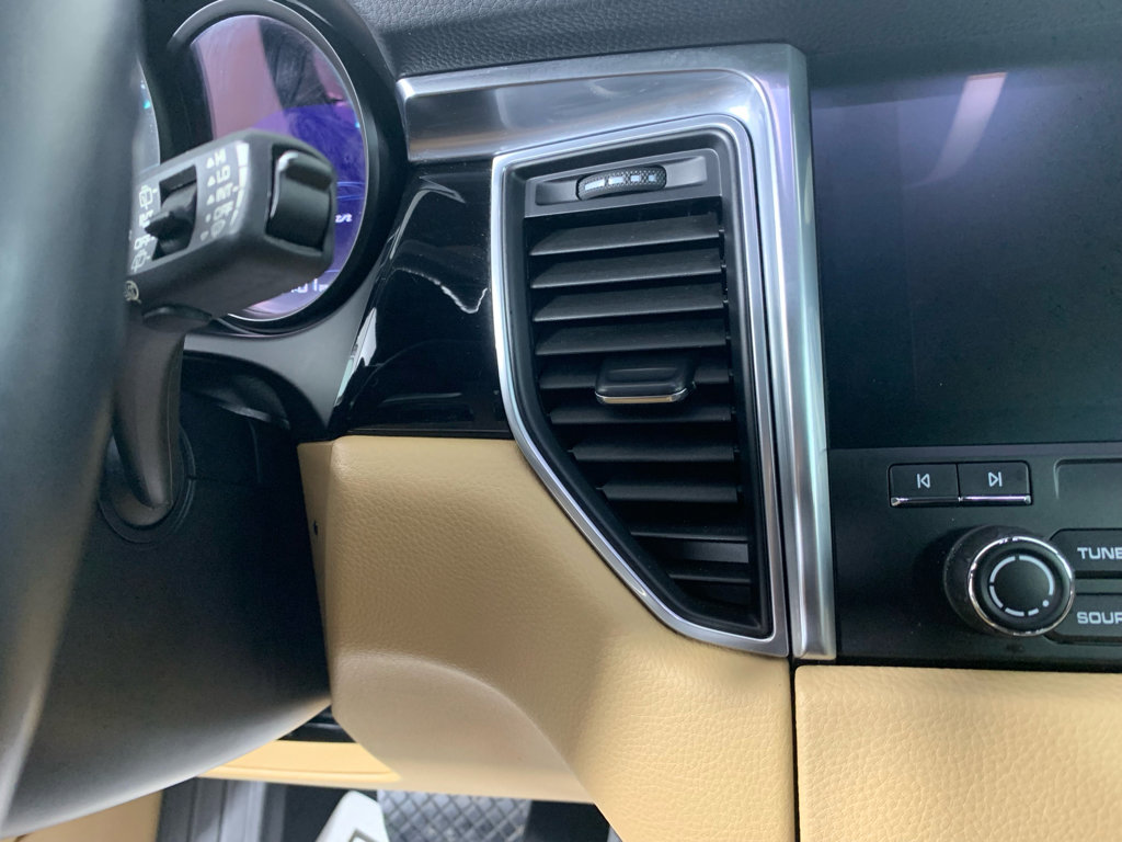 Used 2018 Porsche Macan AWD/4WD image 17