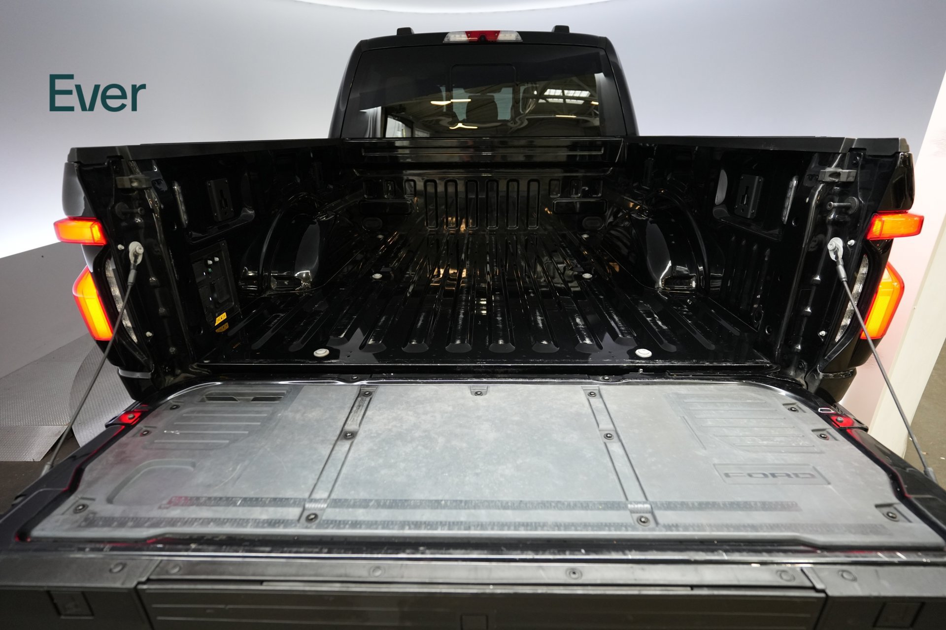 Used 2023 Ford F150 Lightning Platinum AWD/4WD image 8