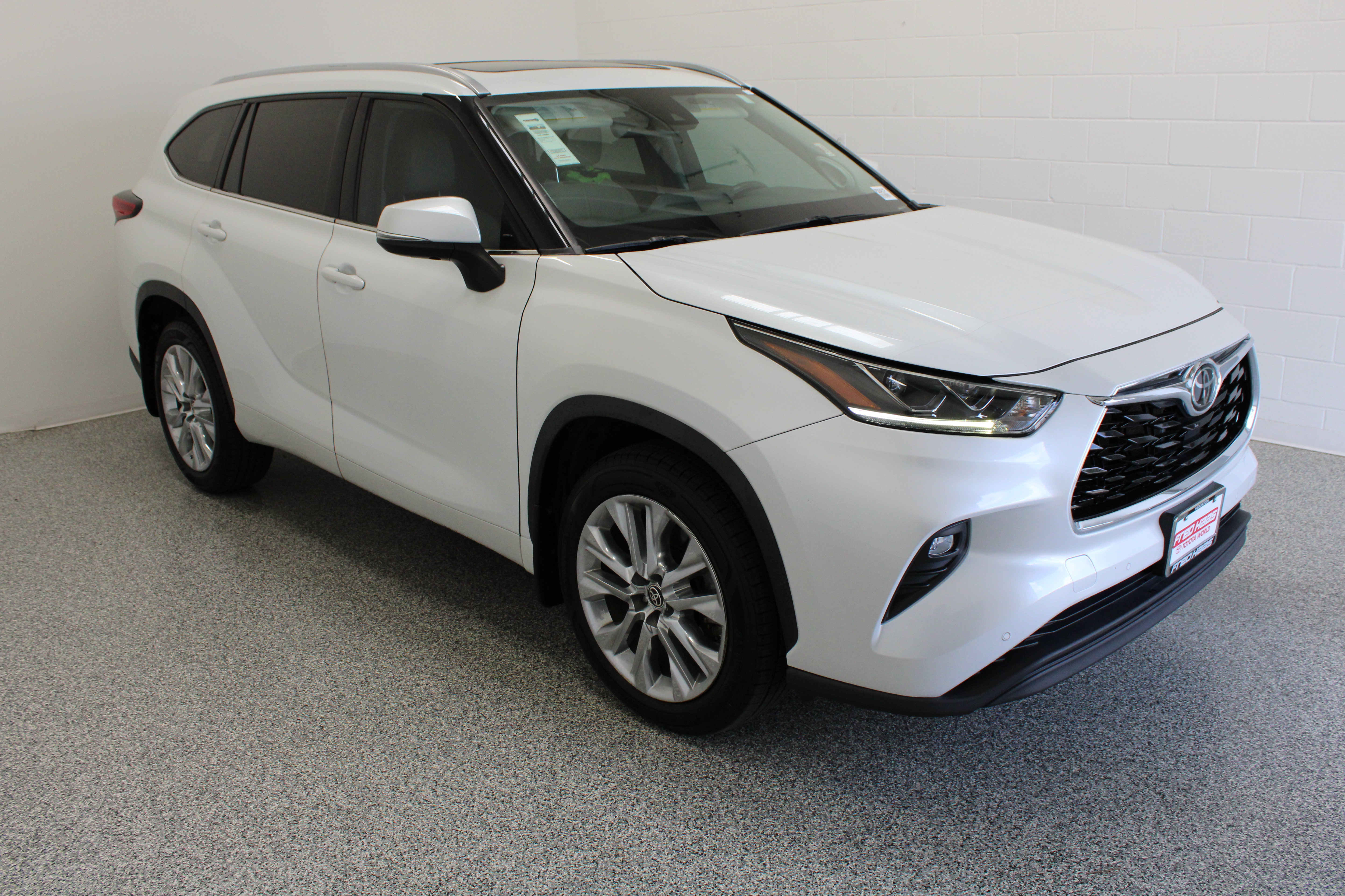 Used 2023 Toyota Highlander Limited FWD image 4