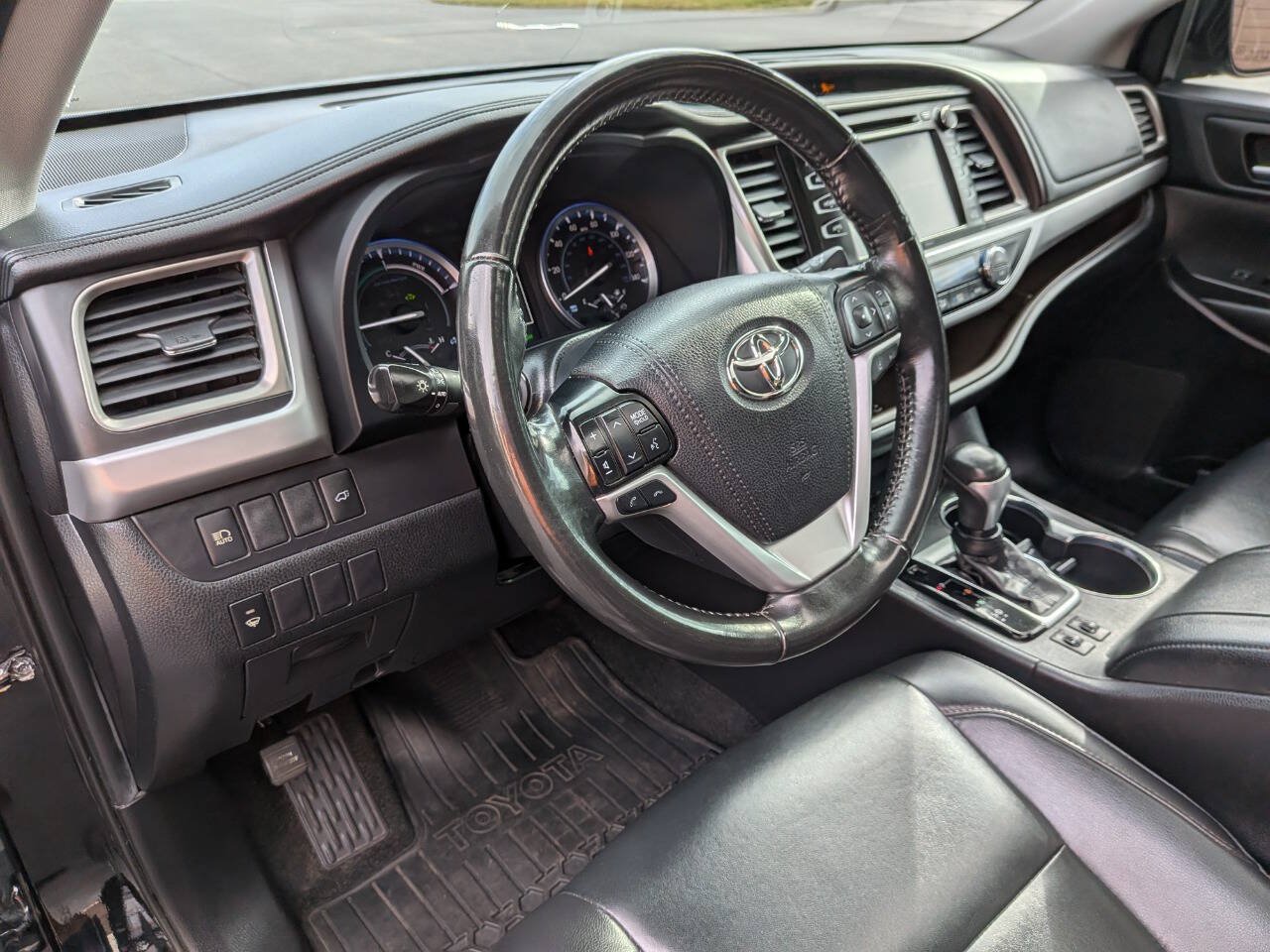 Used 2019 Toyota Highlander XLE AWD/4WD image 17