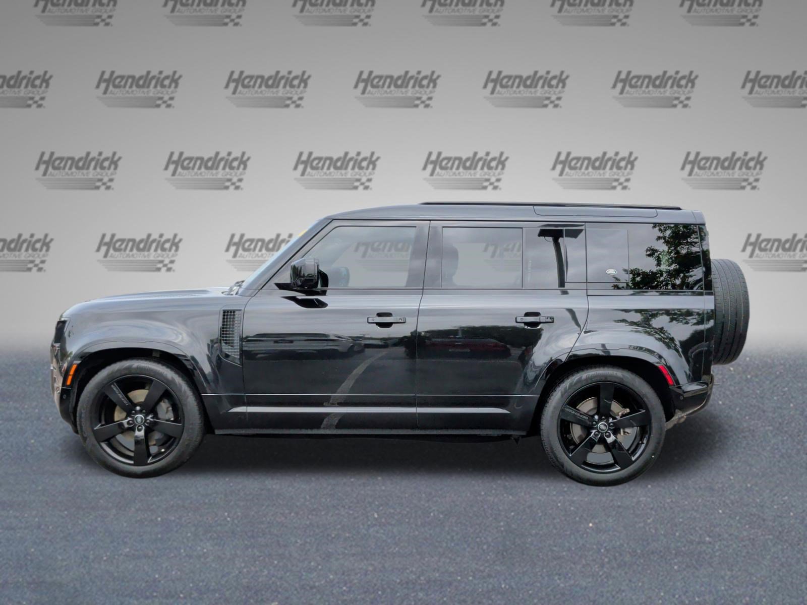 Used 2023 Land Rover Defender 110 X-Dynamic SE image 10