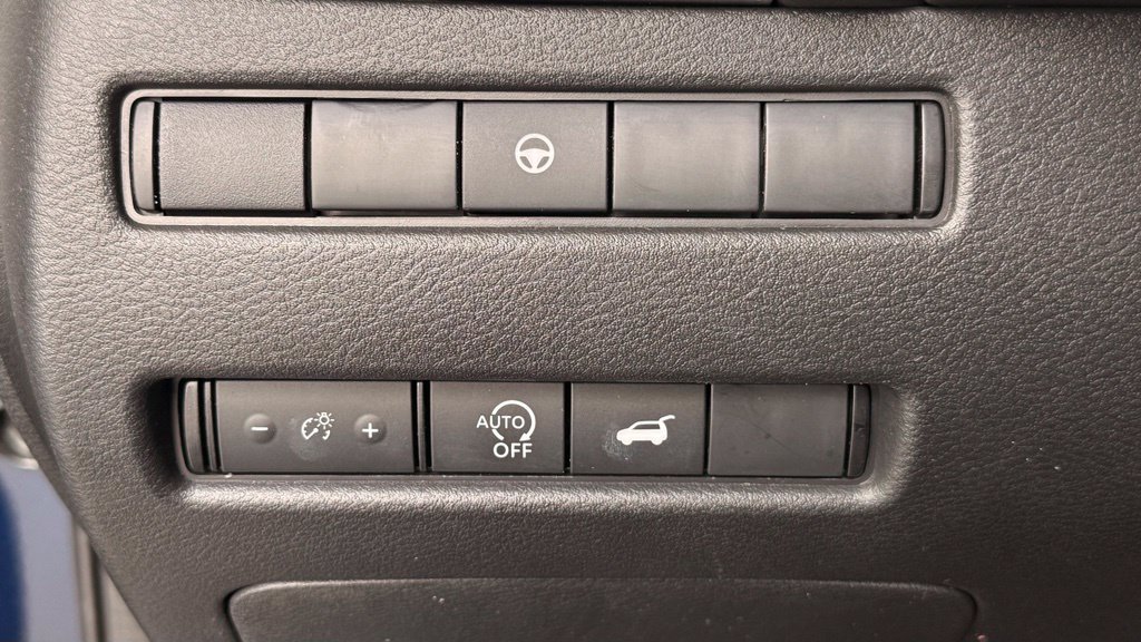 Used 2024 Nissan Rogue SV w/ SV Premium Package FWD image 31