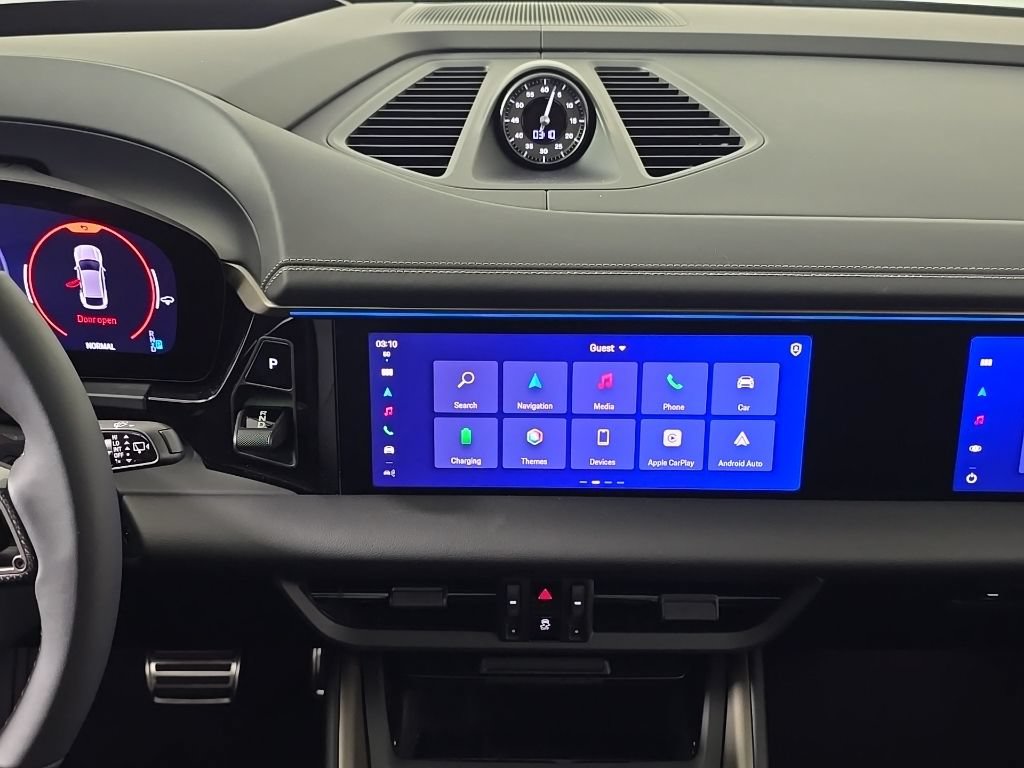 Certified 2025 Porsche Macan Turbo Electric AWD/4WD image 19
