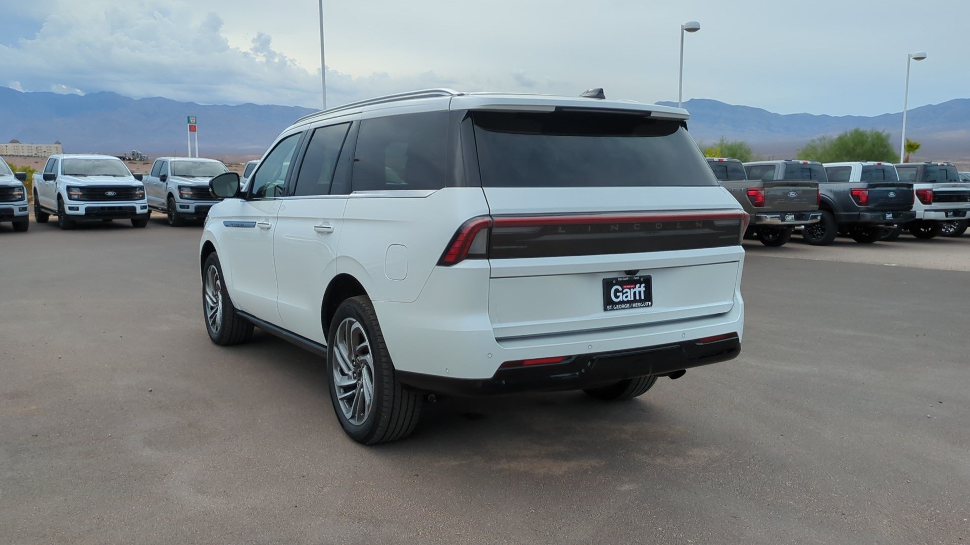 Used 2025 Lincoln Navigator Reserve AWD/4WD image 5