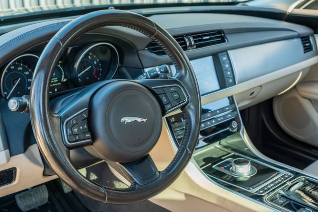 Used 2016 Jaguar XF Premium image 24
