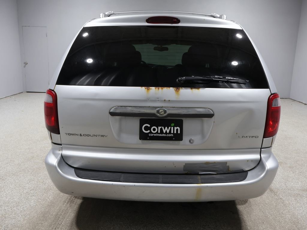 Used 2004 Chrysler Town & Country Limited image 7