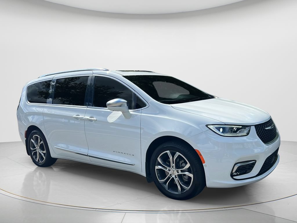 Used 2024 Chrysler Pacifica Pinnacle w/ Trailer Tow Group AWD/4WD image 3