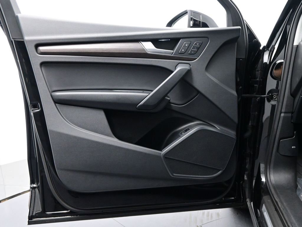 Used 2024 Audi Q5 2.0T Premium w/ Convenience Package image 13