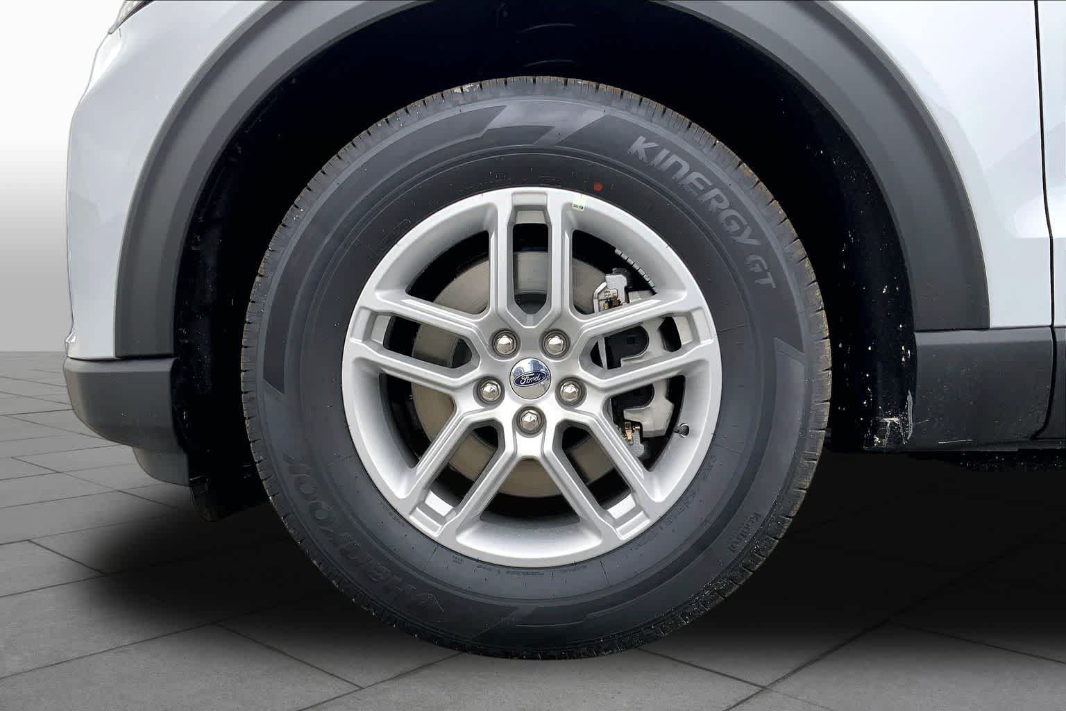New 2026 Ford Explorer Active RWD image 8