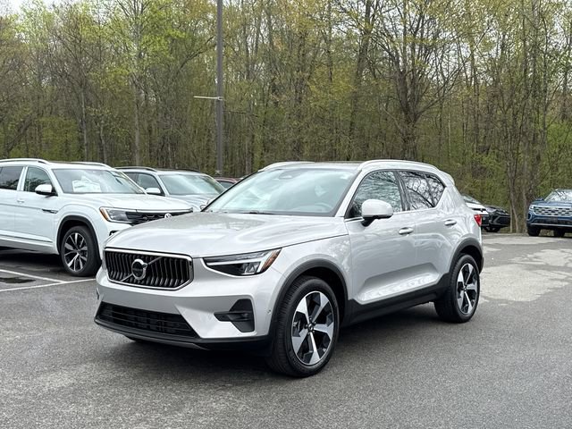 Certified 2025 Volvo XC40 B5 Plus AWD/4WD image 1