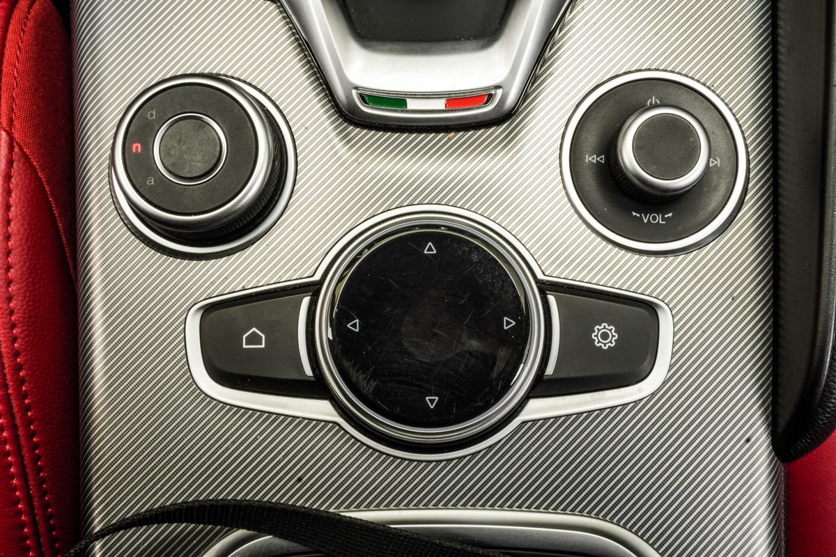 Used 2022 Alfa Romeo Giulia Veloce RWD image 23