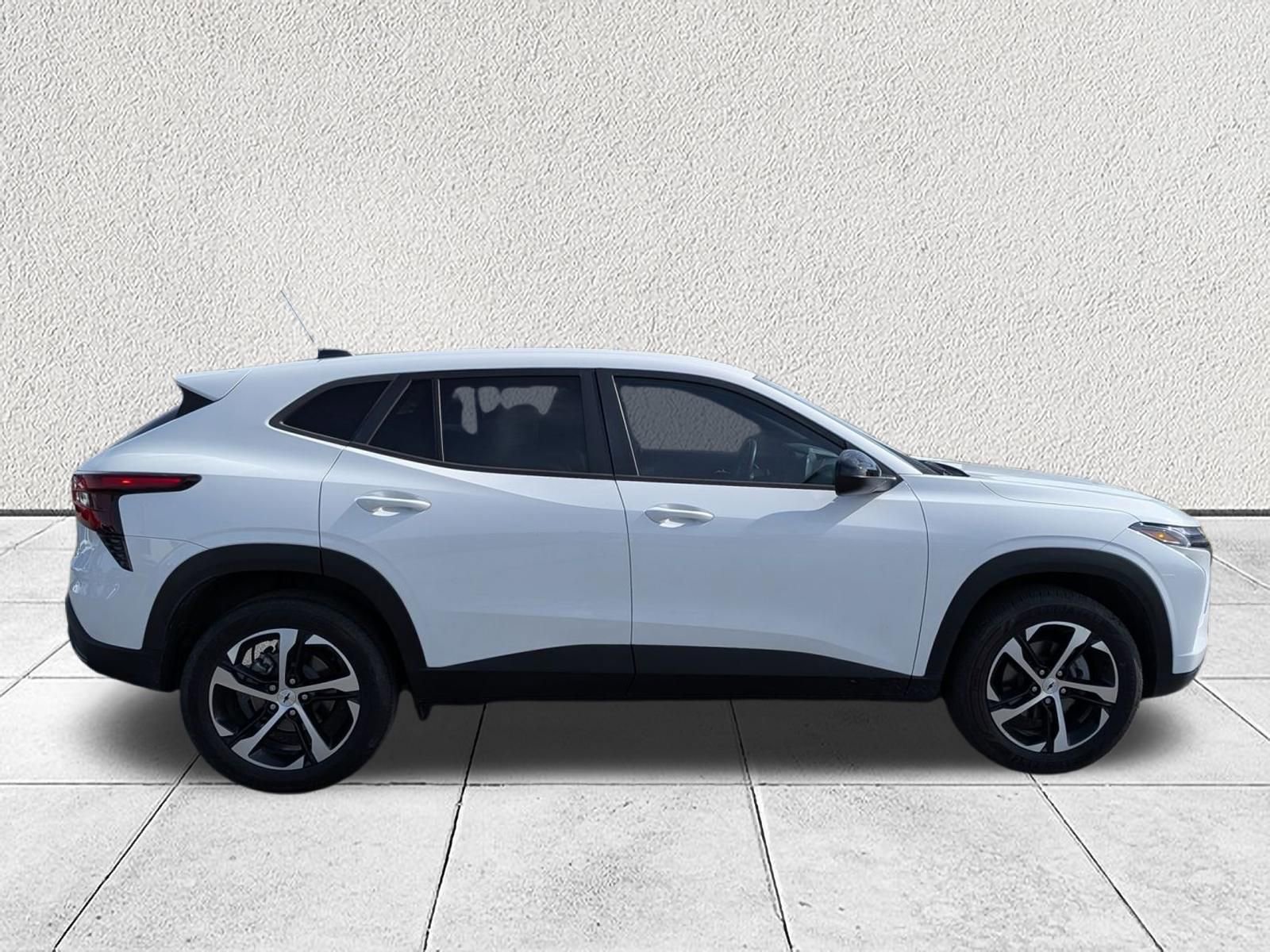 Used 2024 Chevrolet Trax RS w/ Driver Confidence Package FWD image 2