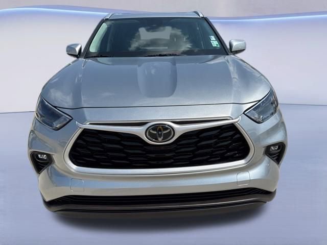 Used 2022 Toyota Highlander XLE image 3