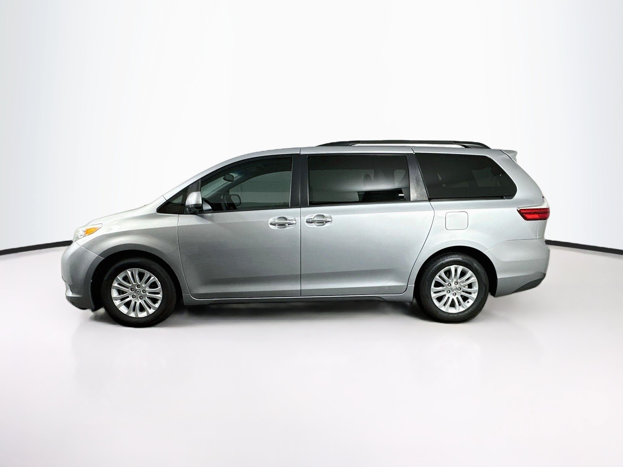 Used 2016 Toyota Sienna XLE w/ XLE Navigation Package FWD image 4