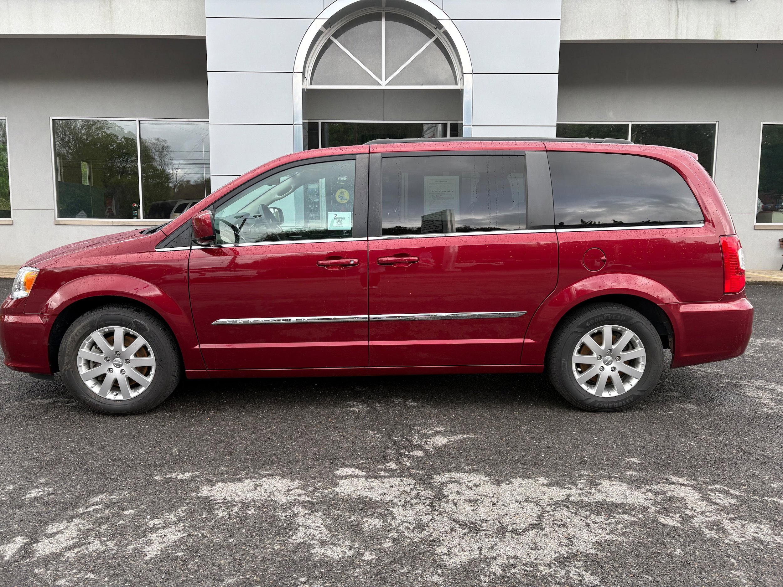 Used 2015 Chrysler Town & Country Touring FWD image 2