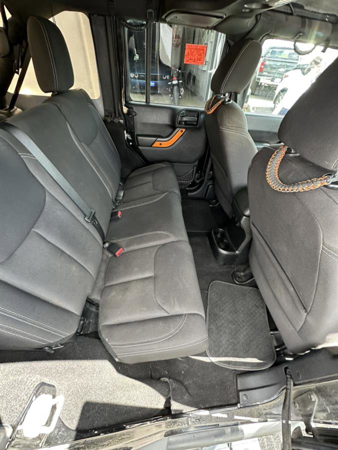 Used 2015 Jeep Wrangler Unlimited Rubicon w/ Connectivity Group AWD/4WD image 17