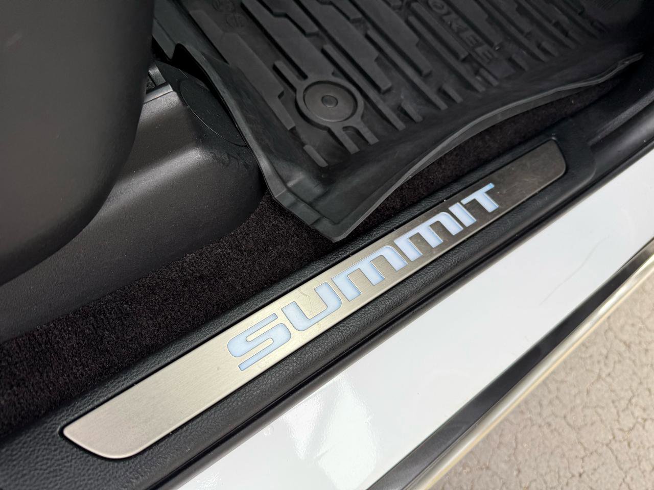 Used 2018 Jeep Grand Cherokee Summit AWD/4WD image 20