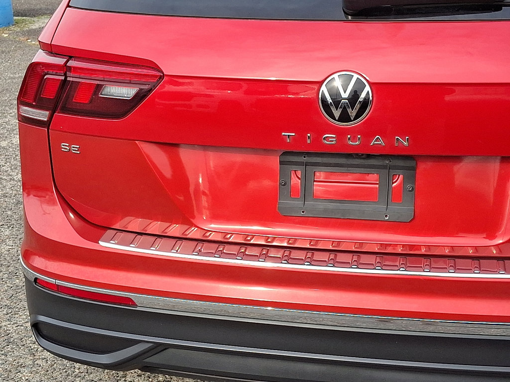 Used 2023 Volkswagen Tiguan SE w/ Panoramic Sunroof Package image 16