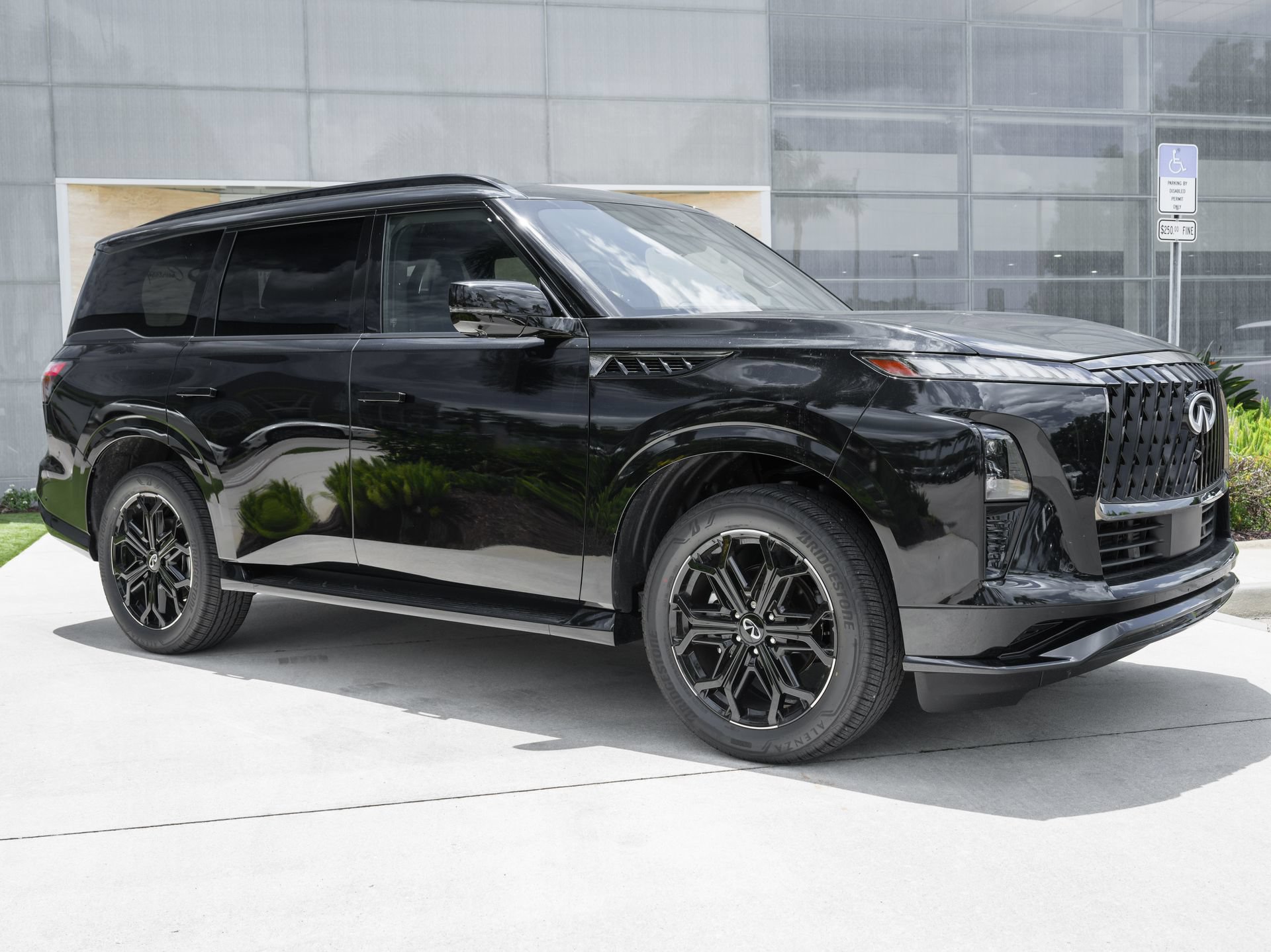 Certified 2026 INFINITI QX80 4WD image 2