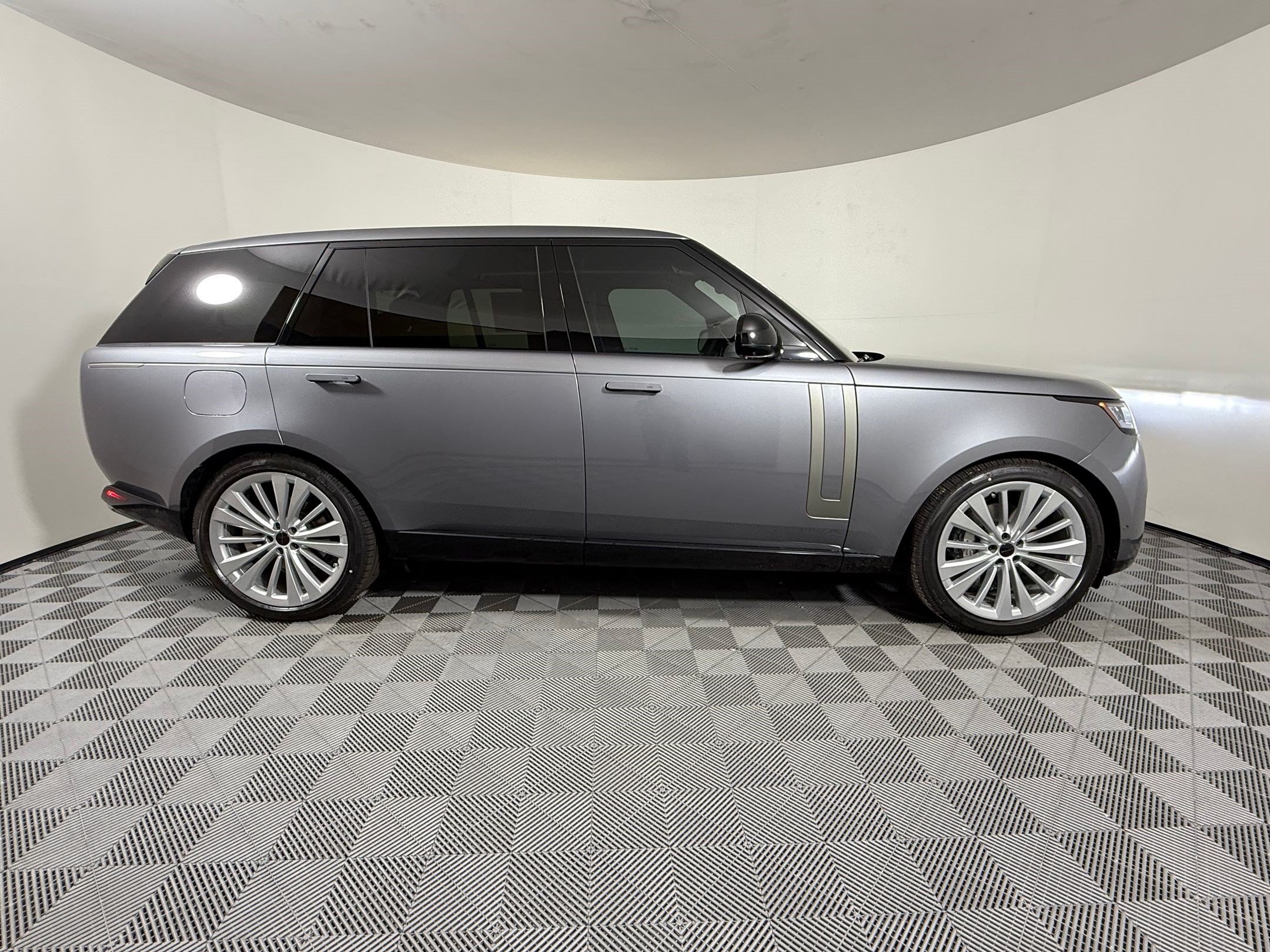 New 2026 Land Rover Range Rover Long Wheelbase SE AWD/4WD image 8