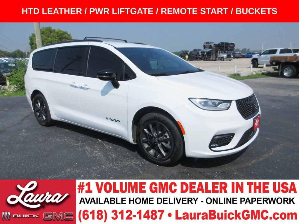 Used 2025 Chrysler Pacifica Select w/ Fav Edition Package