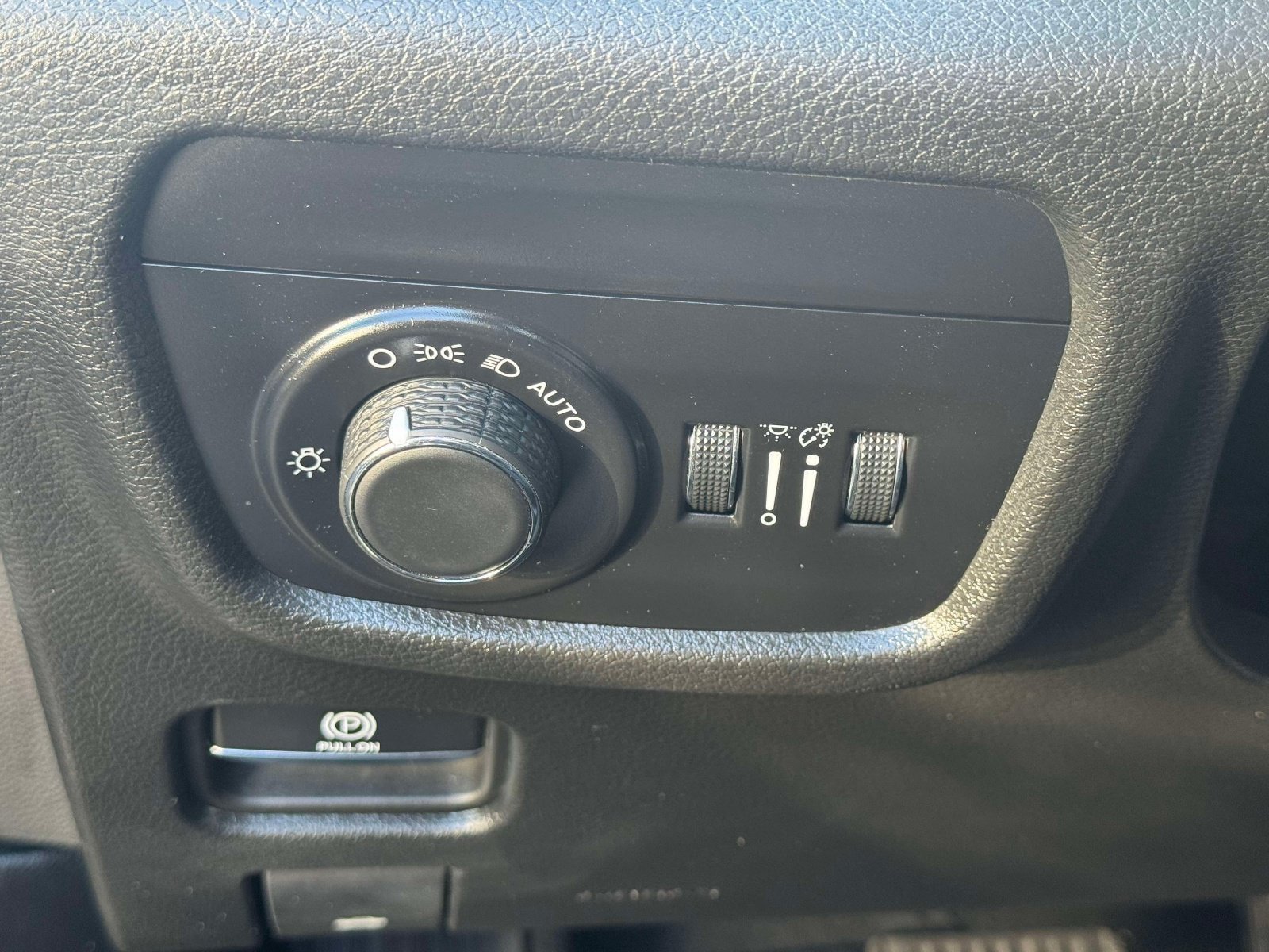 Used 2023 Jeep Grand Cherokee Laredo AWD/4WD image 19