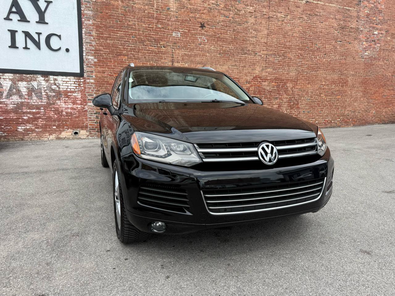Used 2014 Volkswagen Touareg TDI AWD/4WD image 2