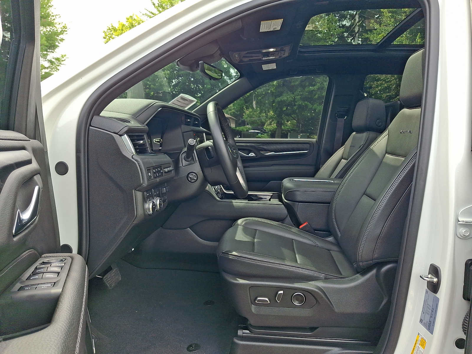 Used 2024 GMC Yukon Denali w/ Advanced Technology Package AWD/4WD image 14