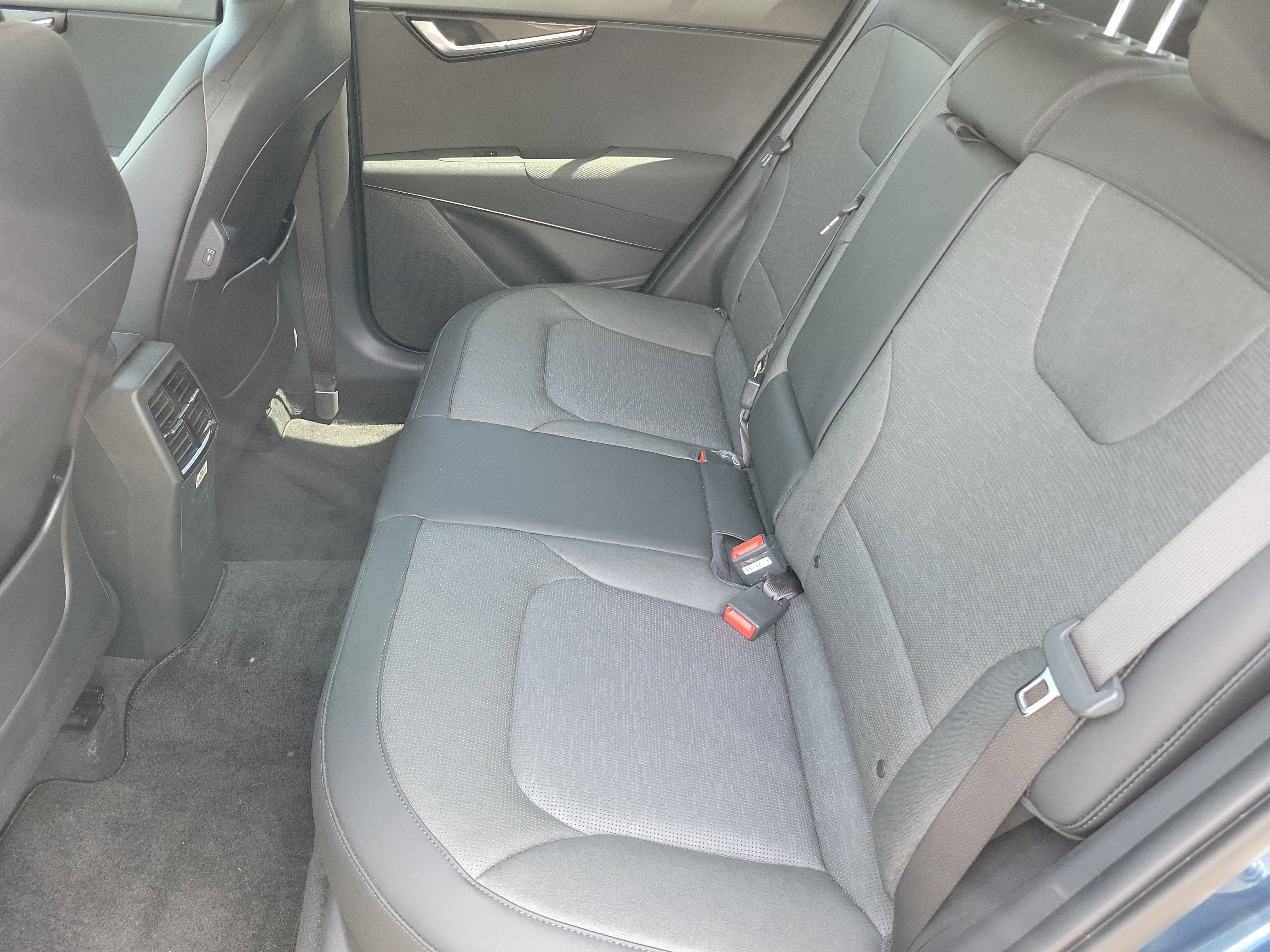 Used 2024 Kia Niro SX Touring image 6